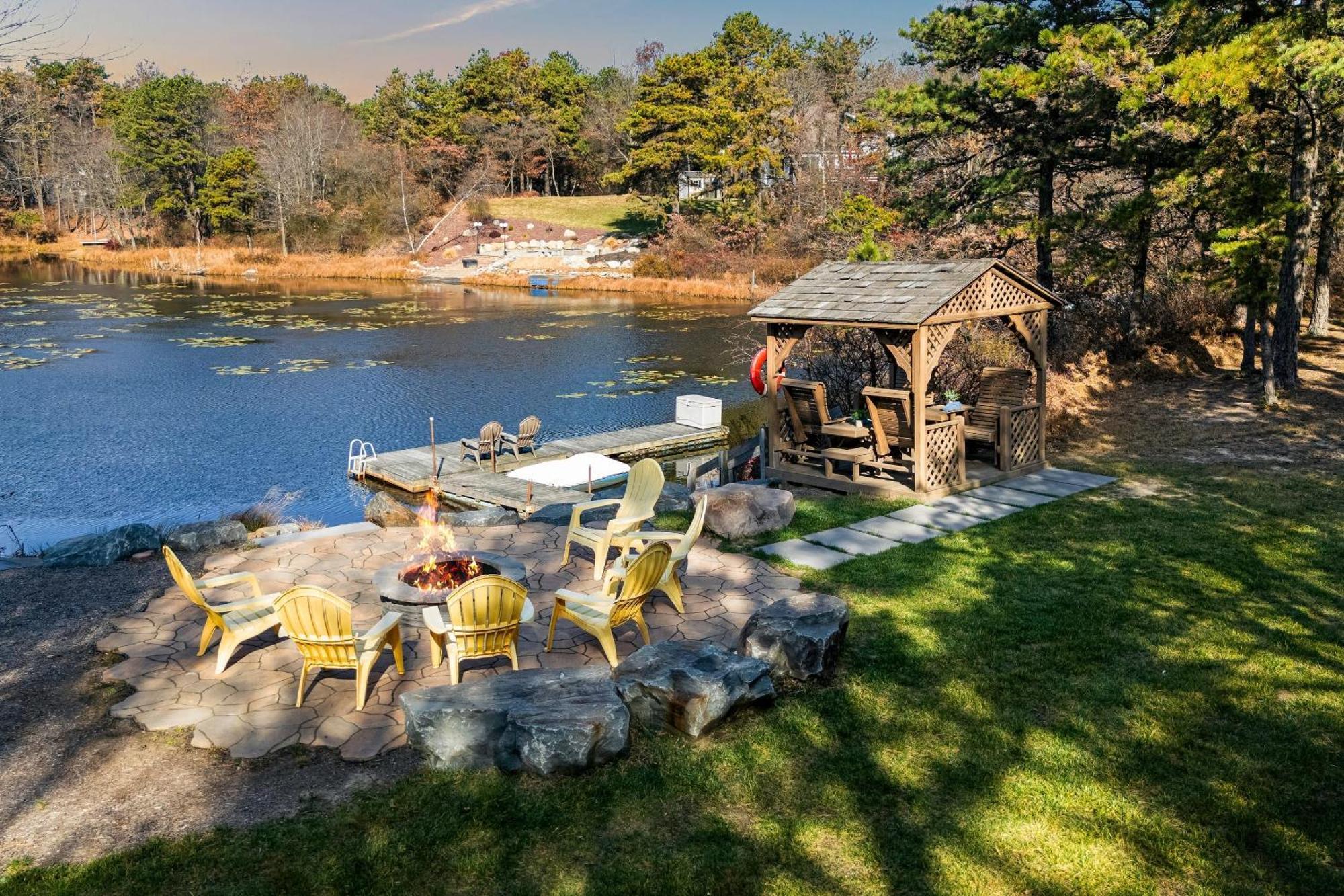 Deer Haven Cabin By Avantstay Waterfront Dock Firepit Holiday home Long Pond