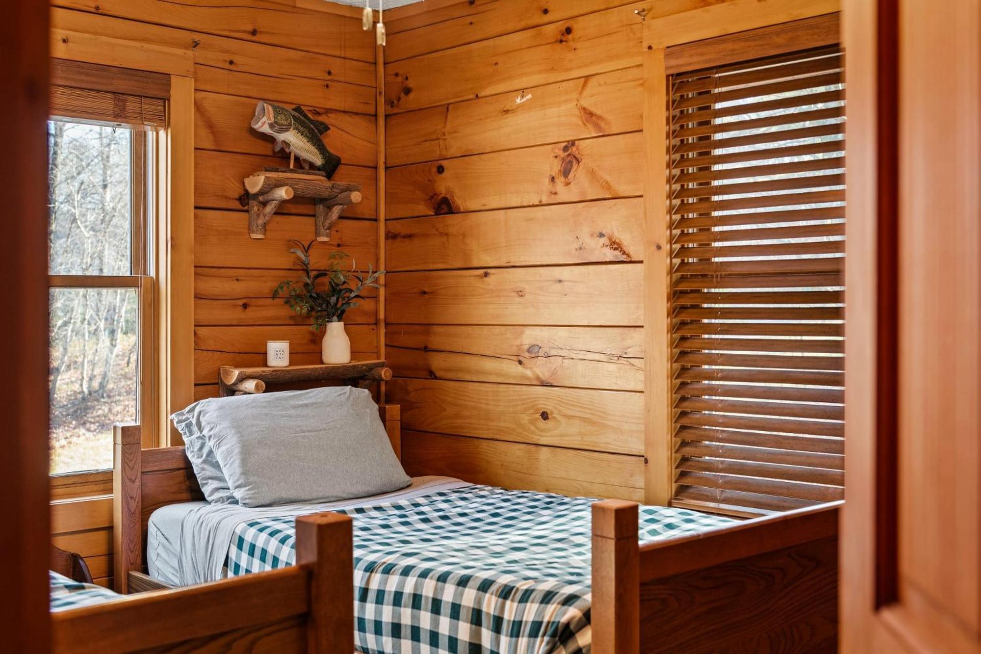Deer Haven Cabin By Avantstay Waterfront Dock Firepit Holiday home Long Pond